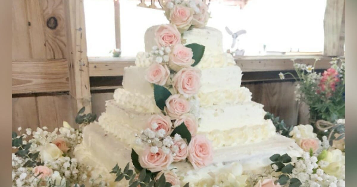 Woman creates beautiful wedding cake for less than $50 – uses Costco sheet cakes and Trader Joe's flowers