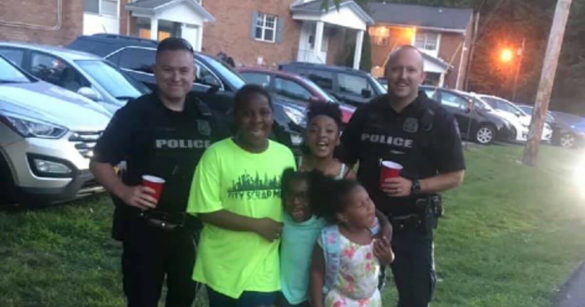 Police called to shut down a lemonade stand – they bought drinks instead
