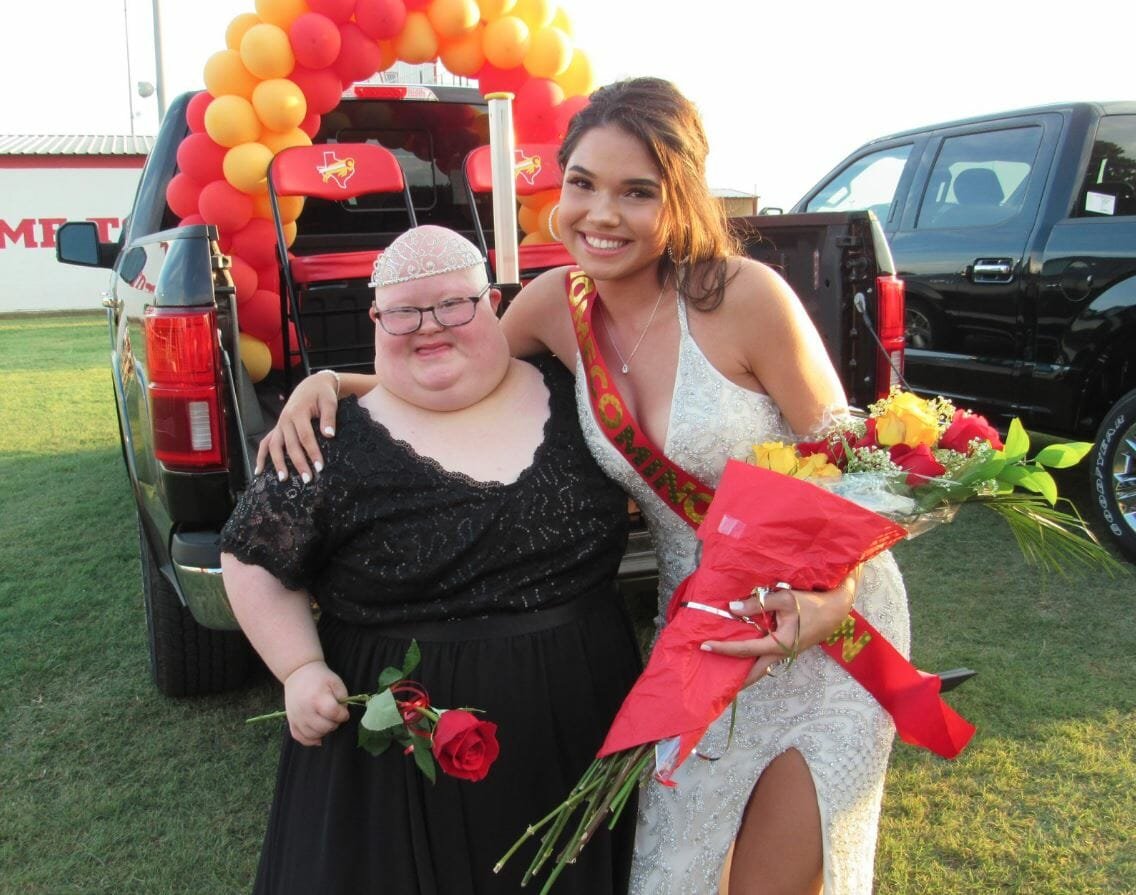 Homecoming queen gives crown to classmate with Down syndrome so they can both be queens