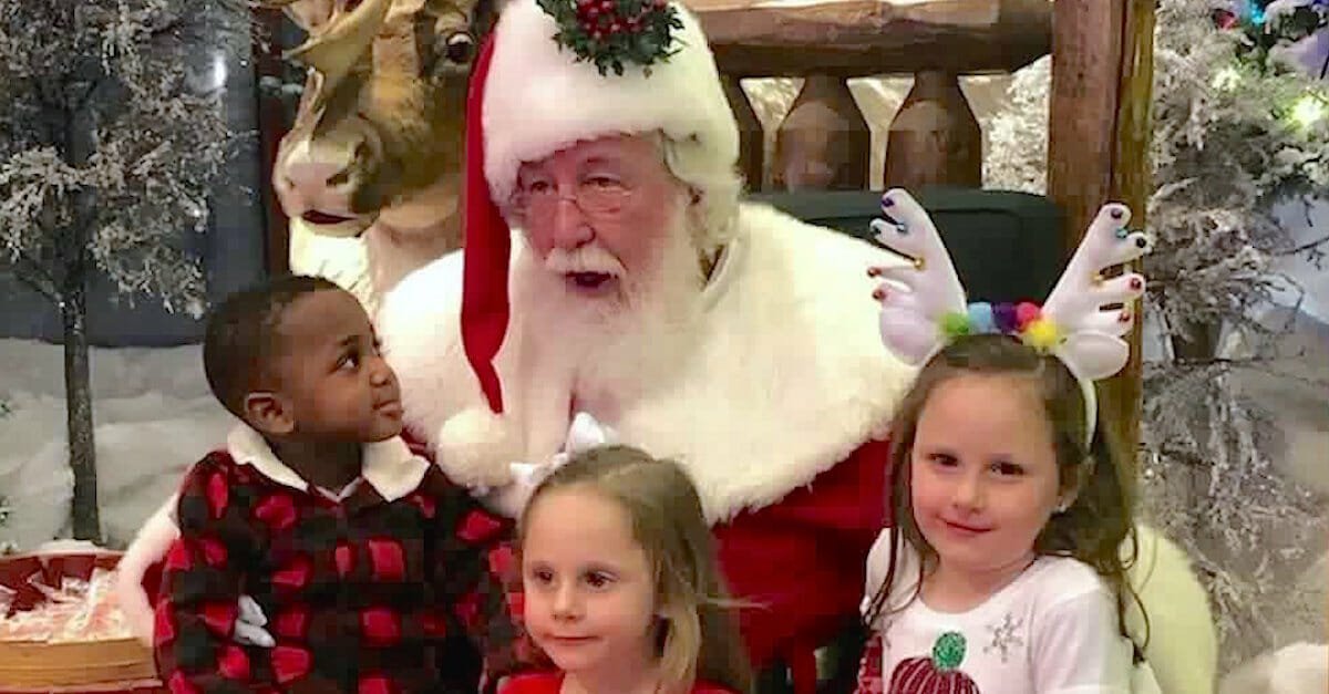 Santa halts photo shoot to pray when shy boy wishes for new kidney for Christmas