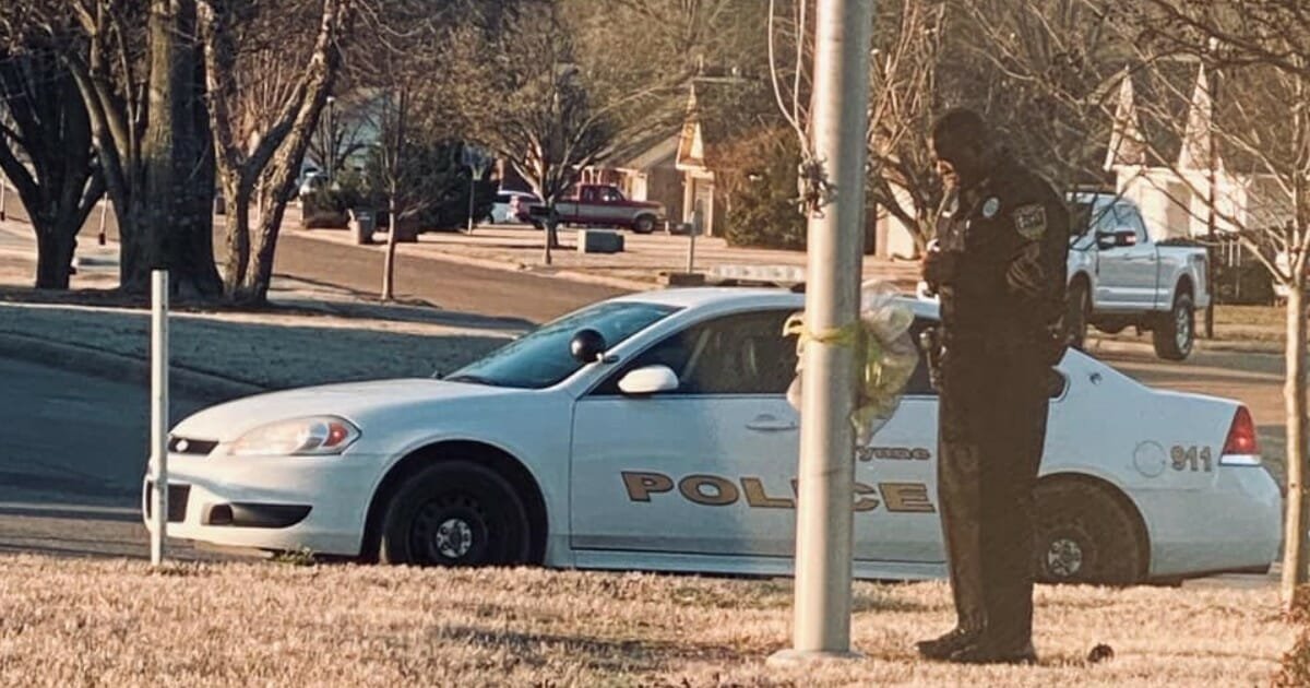 School resource officer prays for students at flagpole every day